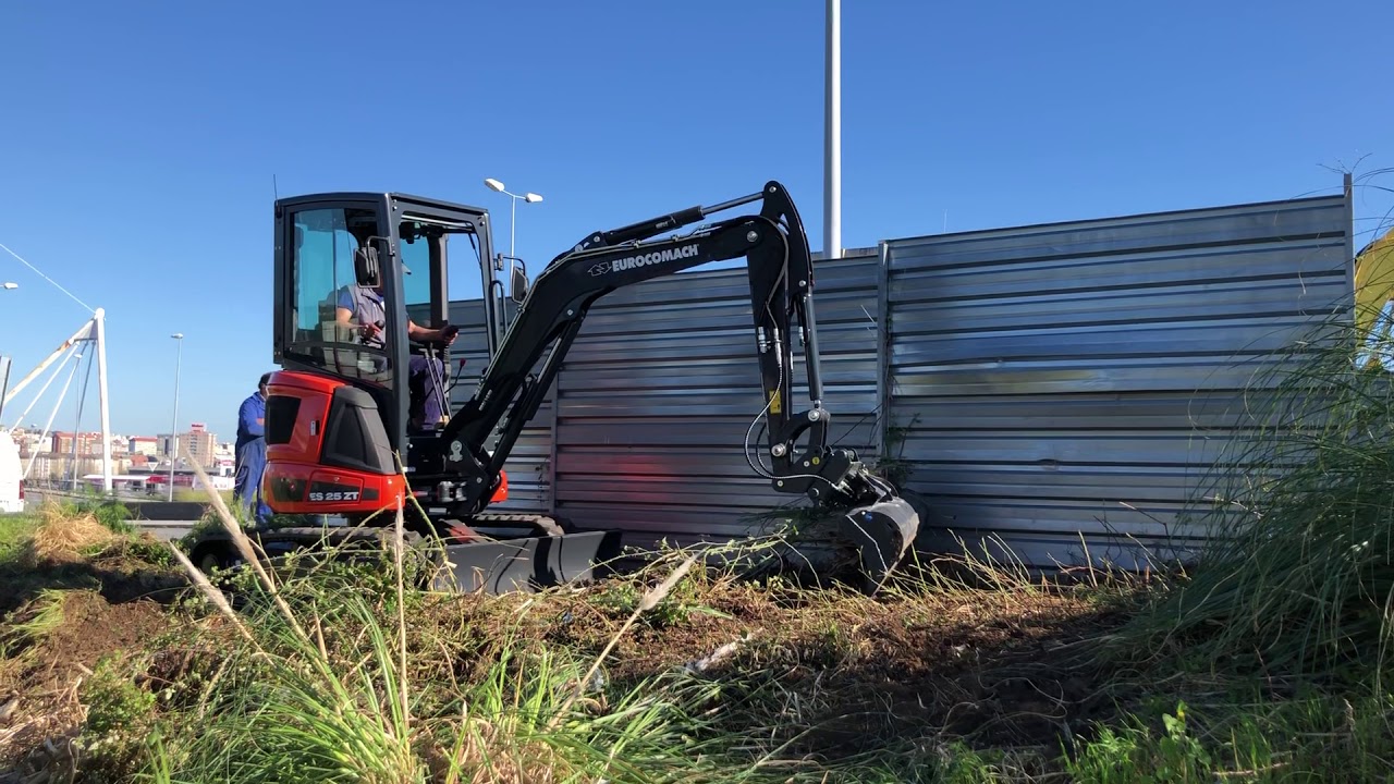 Eurocomach ES 25 ZT con cazo de limpieza angulable