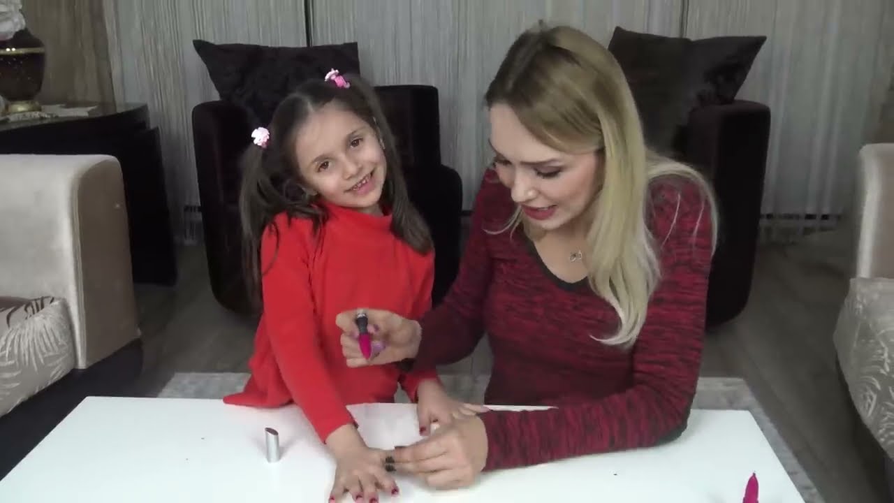 Lina'nın İlk Tırnak Tasarımı | Funny Kids Video