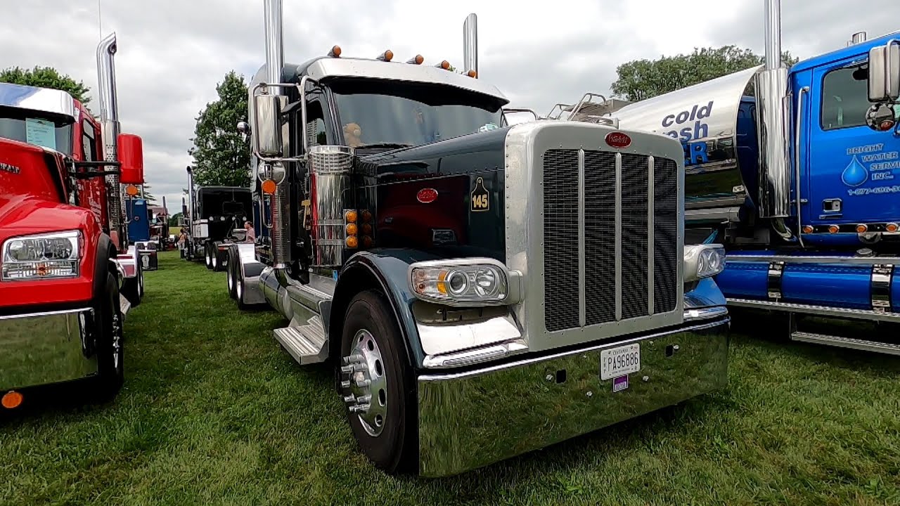 Черный Peterbilt 589 2025 года на выставке грузовиков Clifford Truck Show 2025