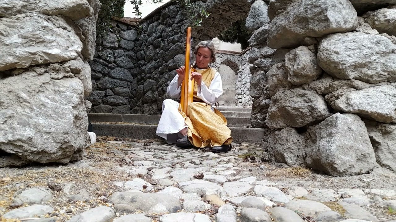 Arpa medievale nel Giardino di Ebe