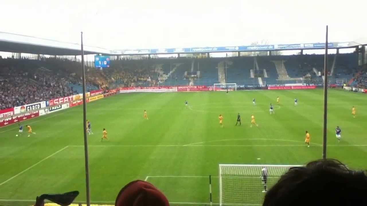 VfL Bochum - Eintracht Braunschweig 2-0 Bochumer Junge in Blau und Weis