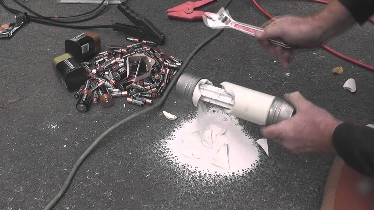 Ударный штифт срабатывает в высоковольтном предохранителе.