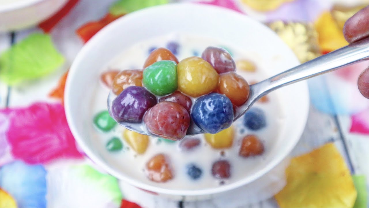 BUA LOY: разноцветные шарики из клейкого риса в сладком кокосовом молоке