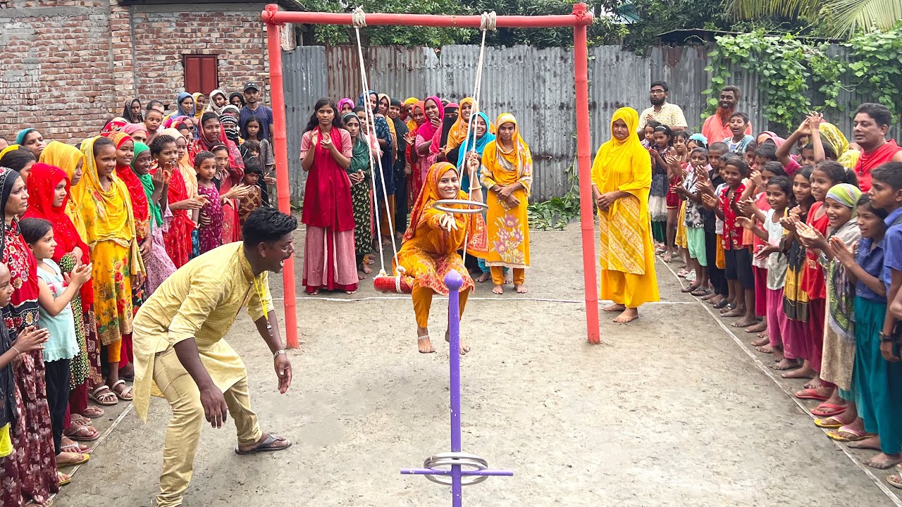 দোলনায় ঝুলে রিং ছুড়ে গ্রামের আপাদের পুরস্কার জিতে নেওয়ার কঠিন এক চ্যালেঞ্জ দেখুন !
