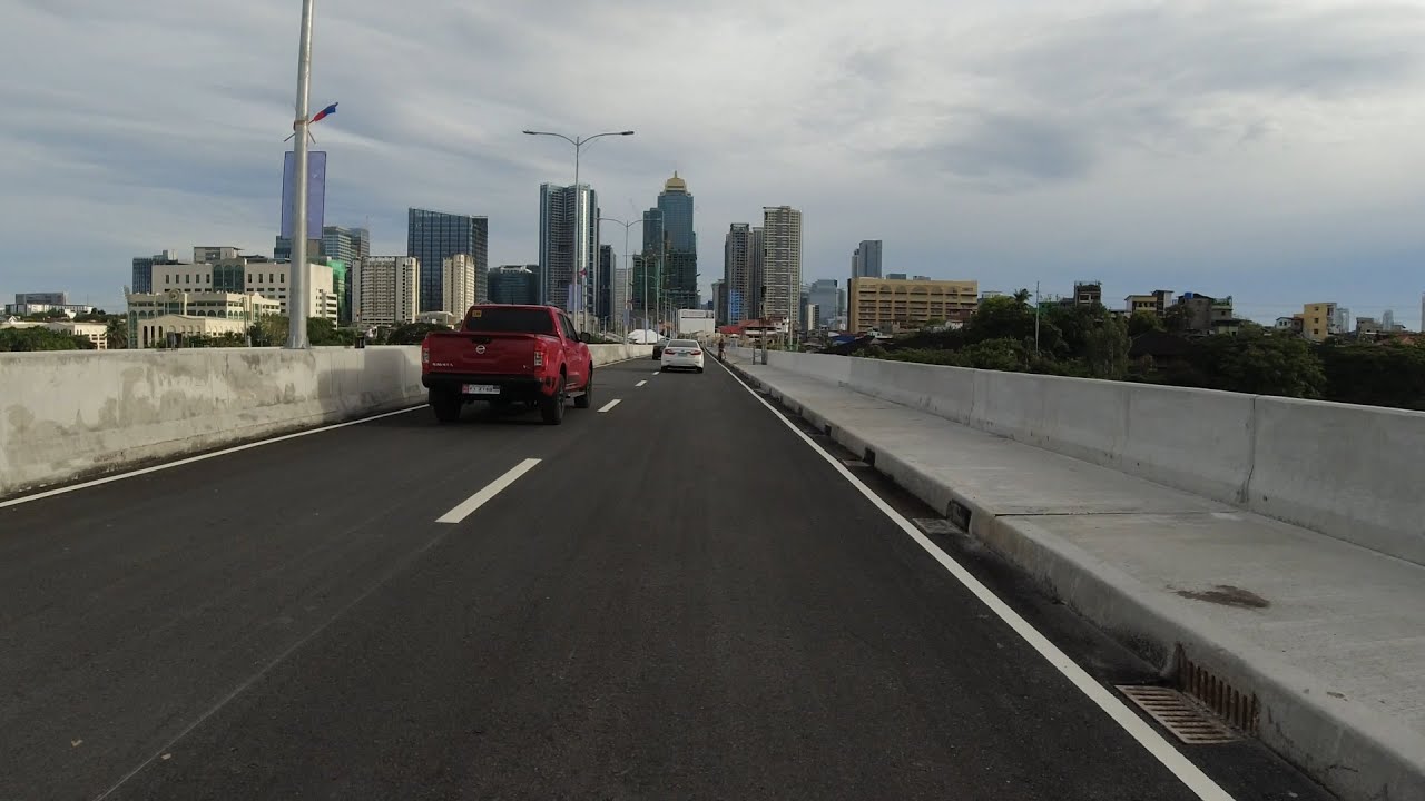 Crossing the BGC - Ortigas Link Bridge (A Drive from Pasig City Side -TO- Bonifacio Global City)