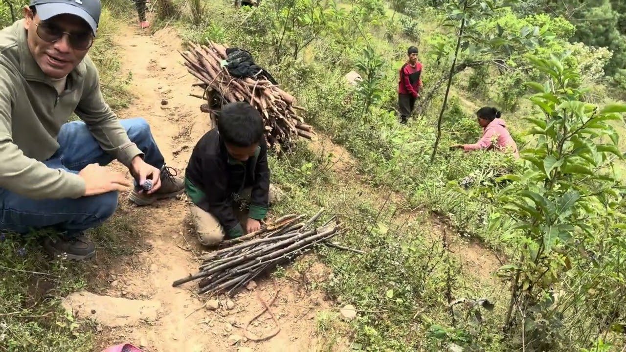 La fuerza de una madre es impresionante: bebé en brazos y leña a la espalda 😳❤️