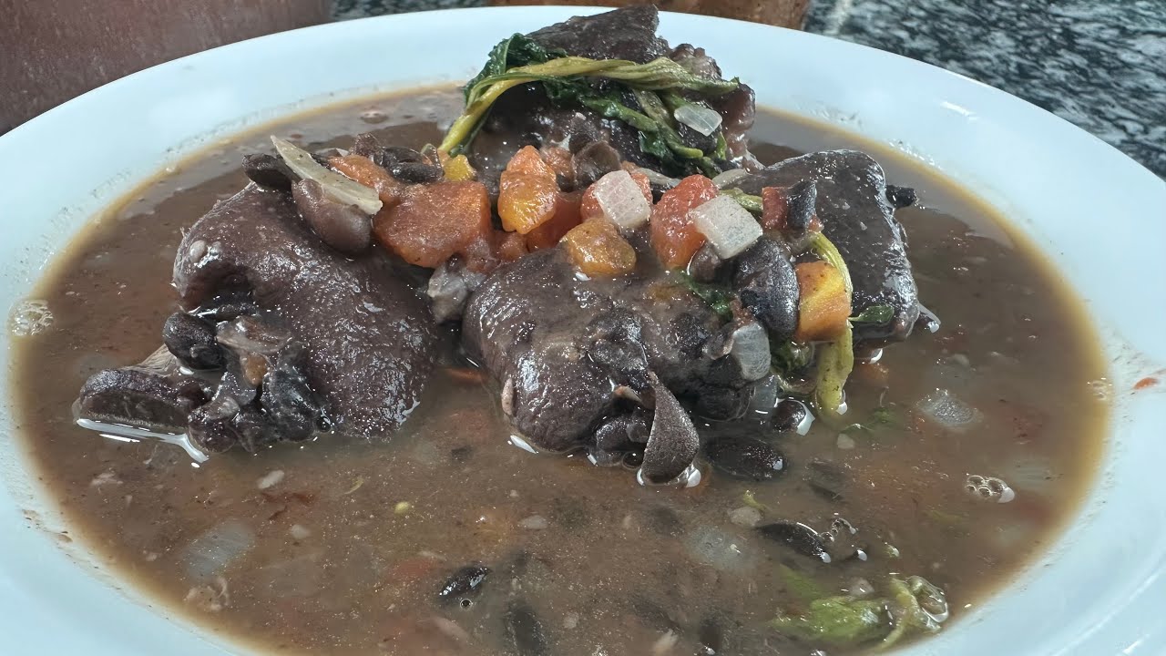frijoles negros con patitas de puerco