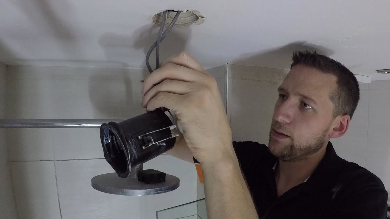 Light bulb change - An Electricians Day in London | Thomas Nagy