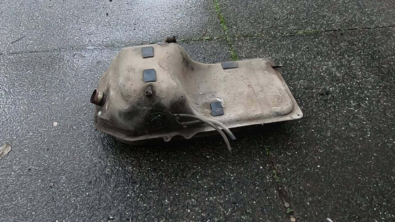 1972 Datsun 240Z | fuel tank