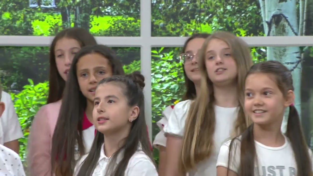 Hor OŠ “Božidar Vuković Podgoričanin” i nastavnica Muzičke kulture Milena Dabetić