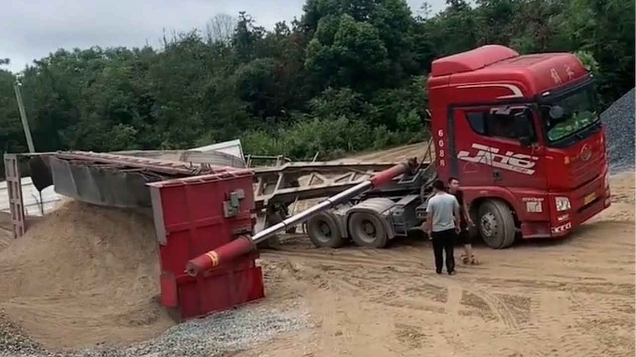 Truck fail compilation【E38】--Top dangerous moments of truck driving，feel sad for trucks!