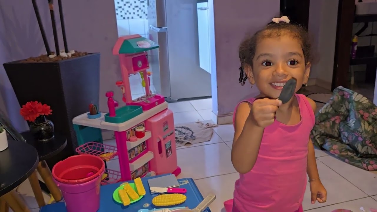  Rebeca Sofia fazendo papá gostoso na sua cozinha