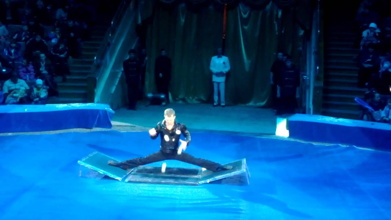 Denis Chindyaskin juggling bouncing balls | Circus artist