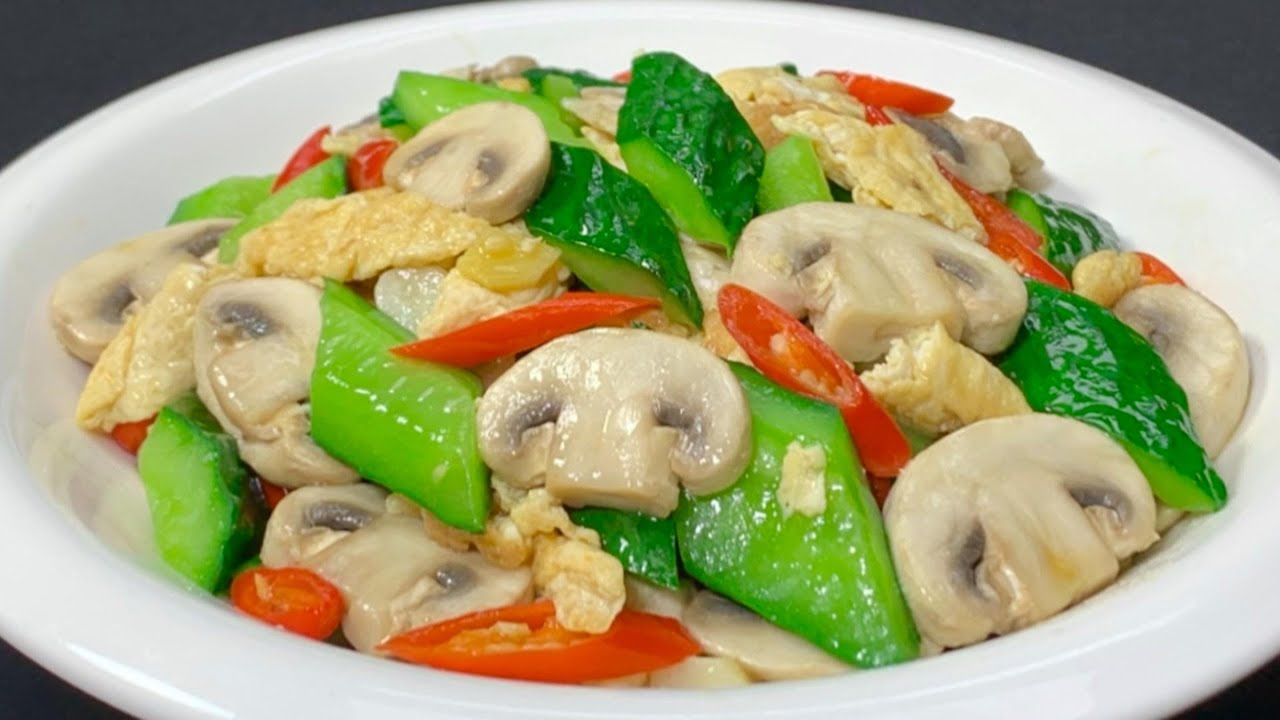 黄瓜和口蘑是绝配，搭配几个鸡蛋，简单炒一炒，上桌比肉还好吃，营养又下饭#美食製作 #美食教程 #家庭菜