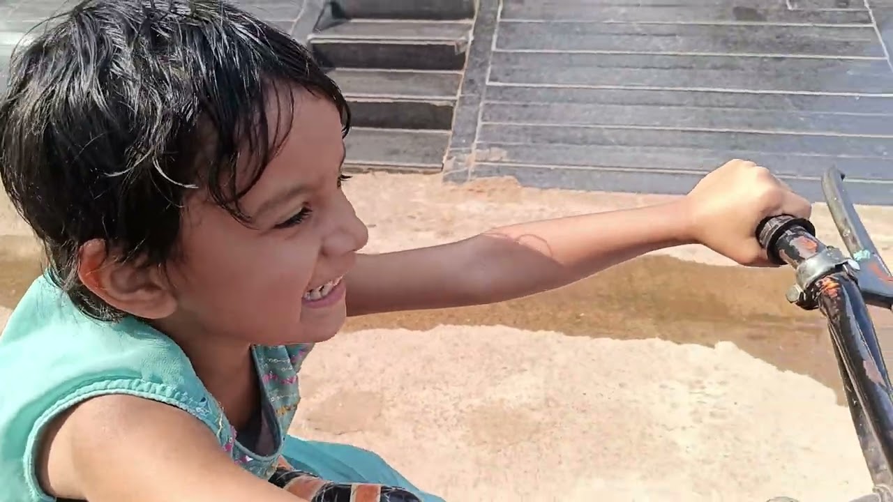 साइकिल कैसे चलती है देखो 