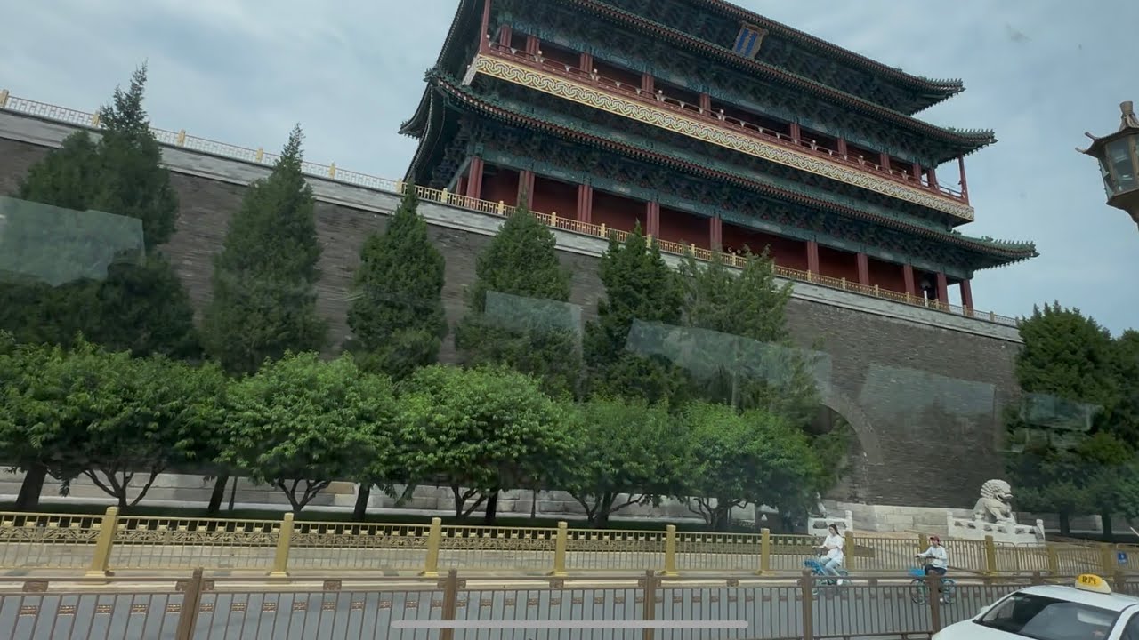 Prima zi în Beijing. Vizită în Piața Tiananmen și plimbare în vechiul cartier Hutong.