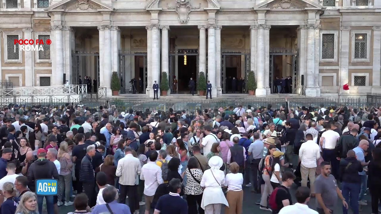 Papa Leone in visita a Santa Maria Maggiore in Papamobile