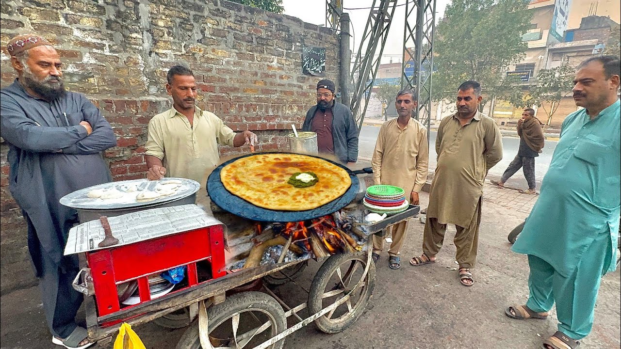Rs 50/-🤤Winter Special Pure Desi Saag Paratha || Village Style Desi Breakfast in Pakistan