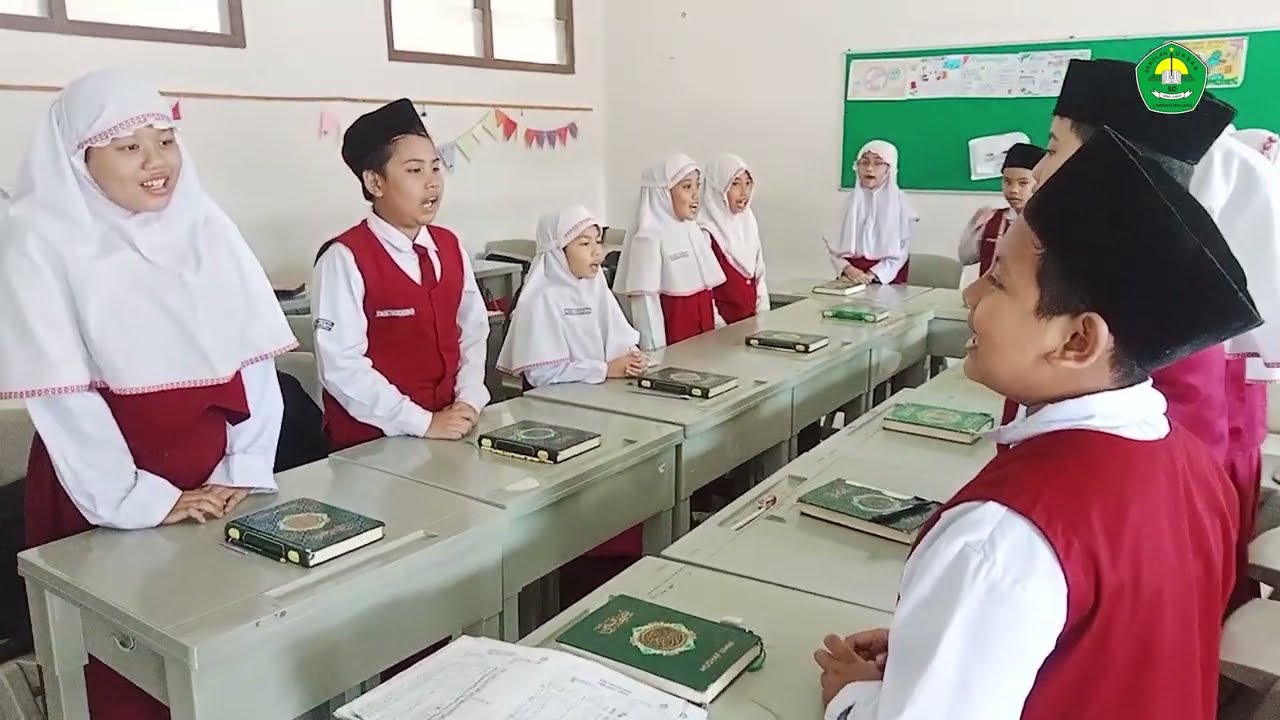 SD UMMU AIMAN MENYANYIKAN LAGU INDONESIA RAYA