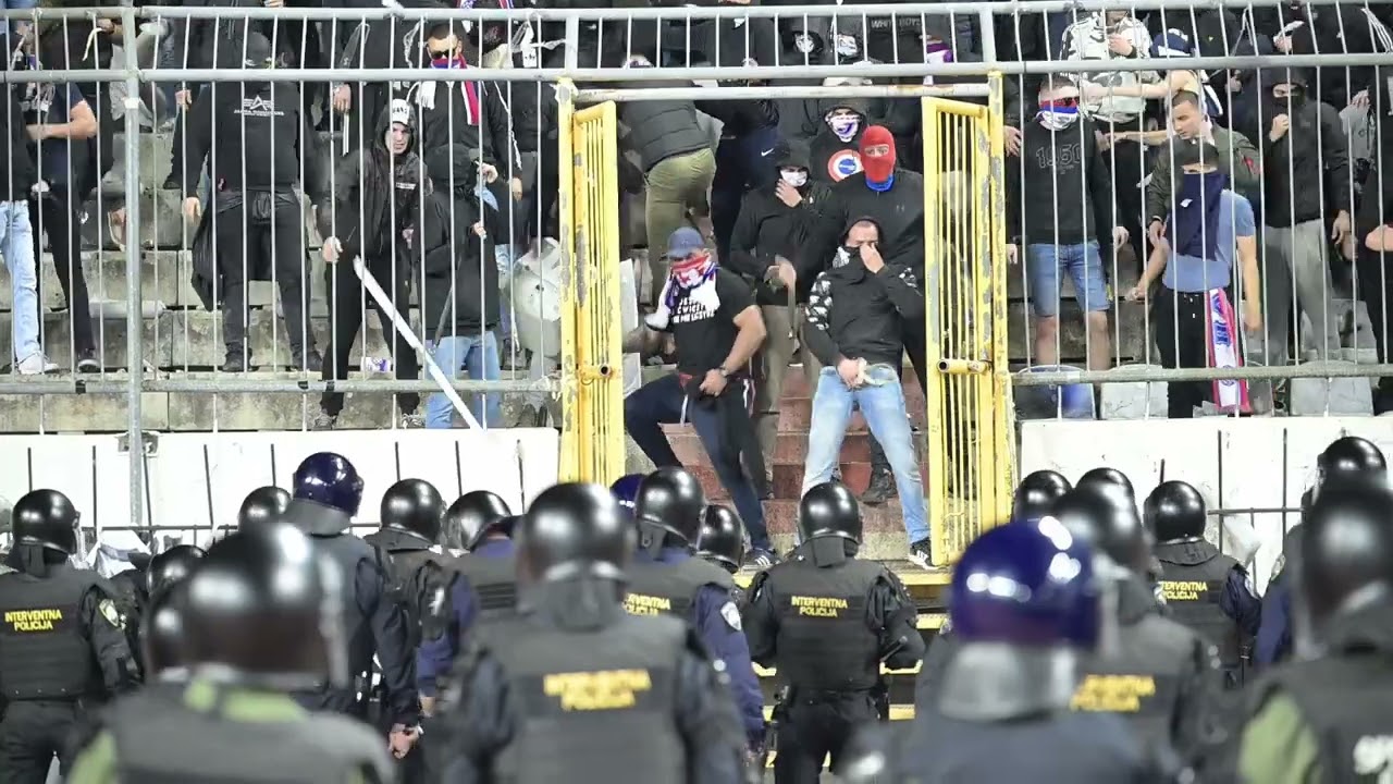 Pripadnici Torcide probili ogradu na Poljudu i utrčali na travnjak