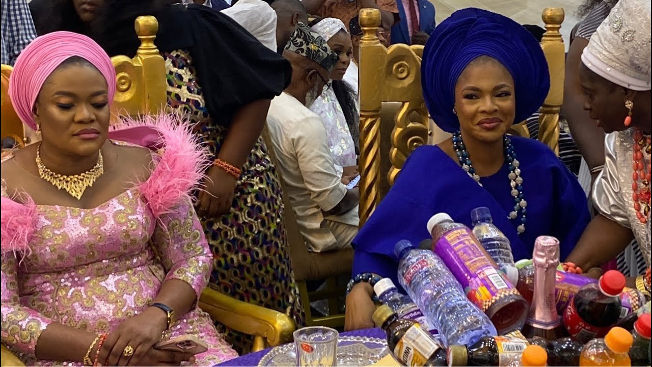 Прибытие Олори Мариам и Олори Темитопе на 49-летие