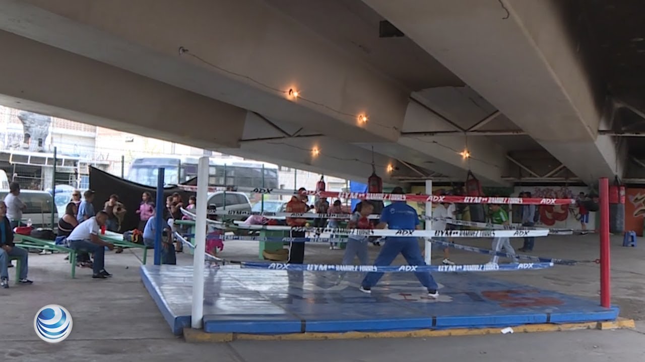 Un gimnasio de box debajo de un puente en Ecatepec