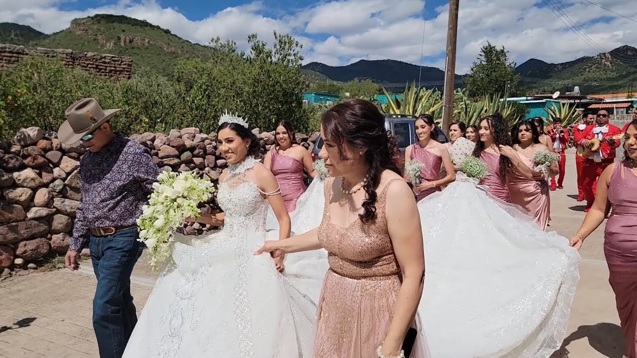PAPA Y MAMA ENCAMINAN A SU HIJA A SU BODA