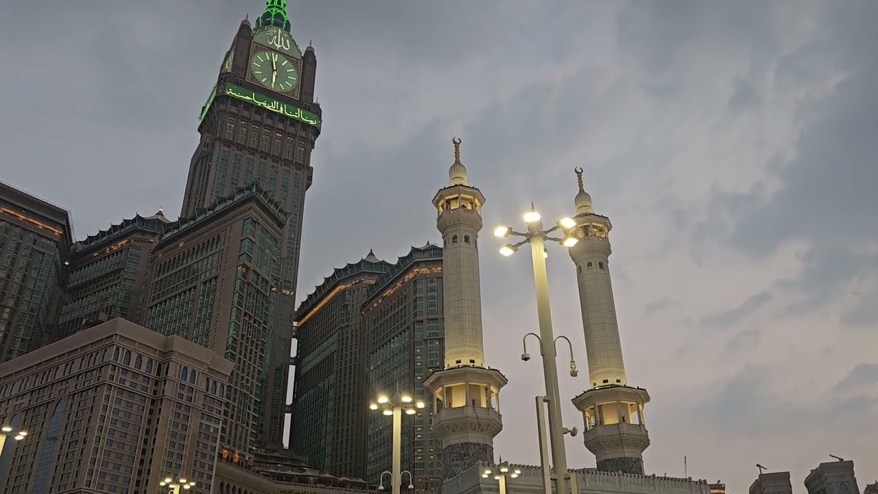 Merdunya lantunan Adzan di Masjidil Haram..