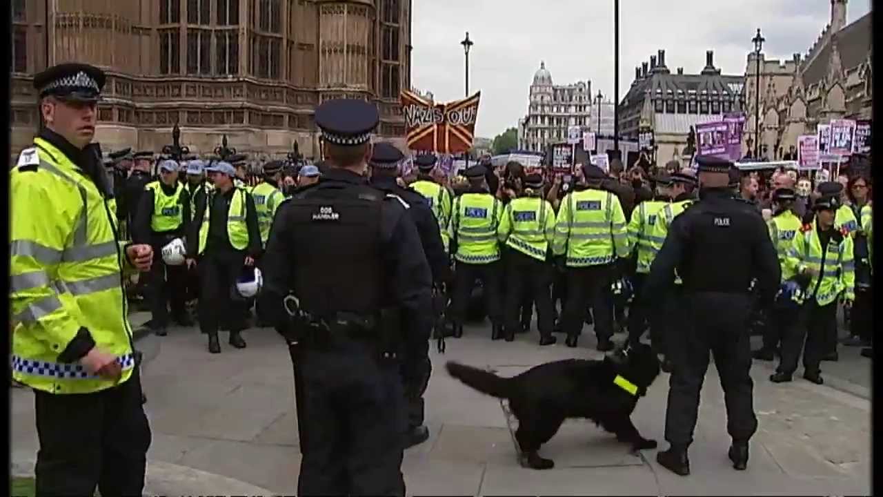 Arrests after right-wing and anti-fascist protesters clash