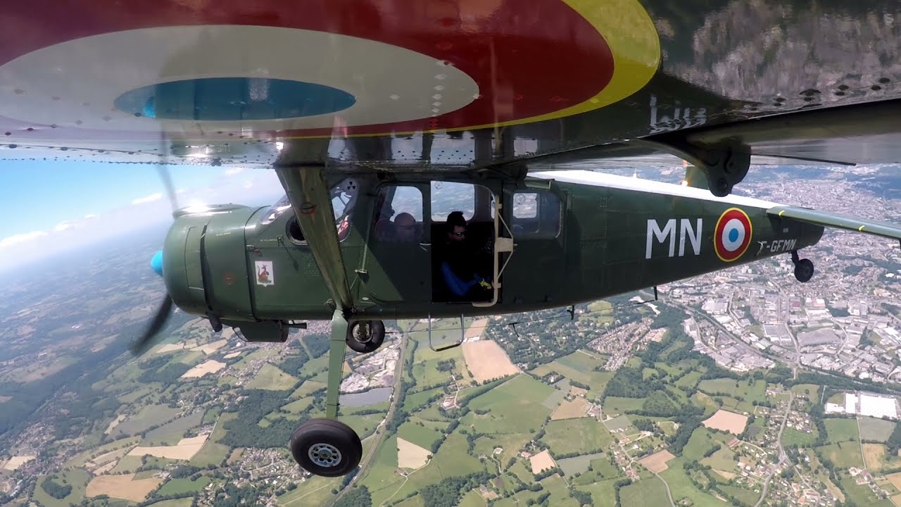 Le Broussard largue les Ambassadeurs Parachutistes de l'Armée de l'Air à Limoges