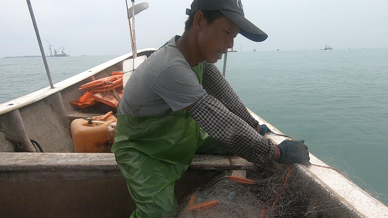 外海抓虾突发变故，5米大货横空出世撞上渔网，差点要了阿雄小命