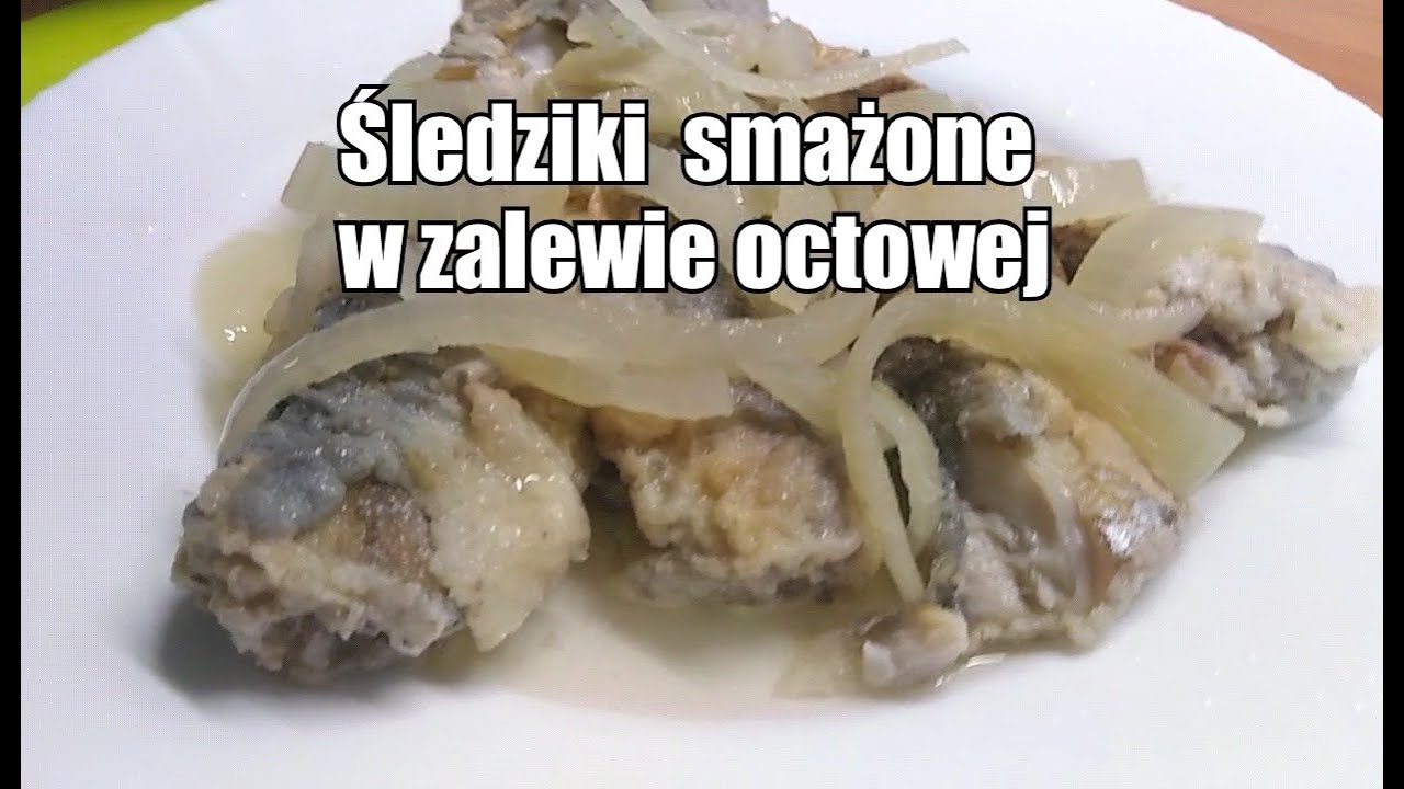 Śledziki smażone w zalewie octowej z cebulą smażoną.Na święta. Herrings fried in vinegar marinade.