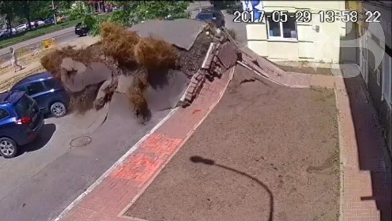 Underground water pipe explosion destroys road in Ukraine