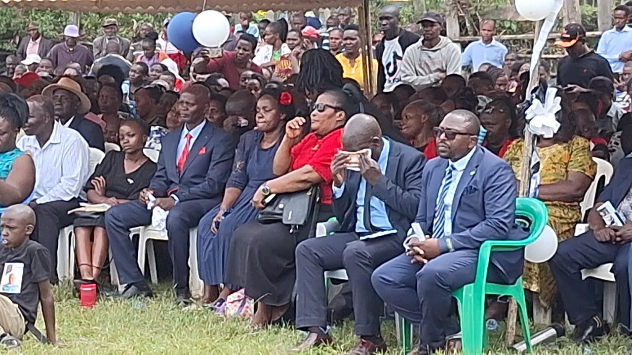 FATHER TO LATE JUNIOR OF KISII BOYS HIGH SCHOOL BREAKSDOWN WHILE SINGING LAST SONG 😭😭😭😭💔