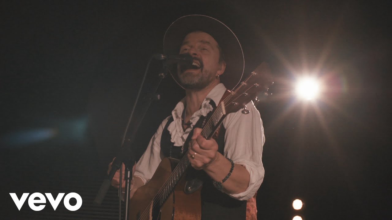 Tuure Kilpel&auml;inen Ja Kaihon Karavaani - Se on min&auml; joka hajoaa (Live)