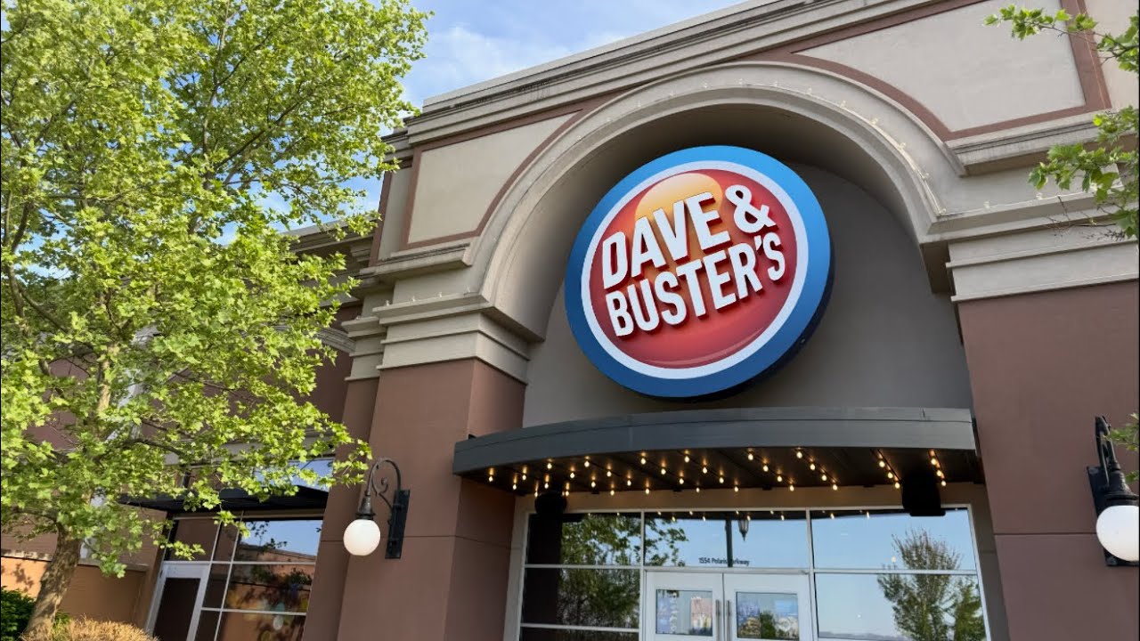 The SMALLEST Dave & Busters Arcade FULL Store Tour! (Polaris OH)