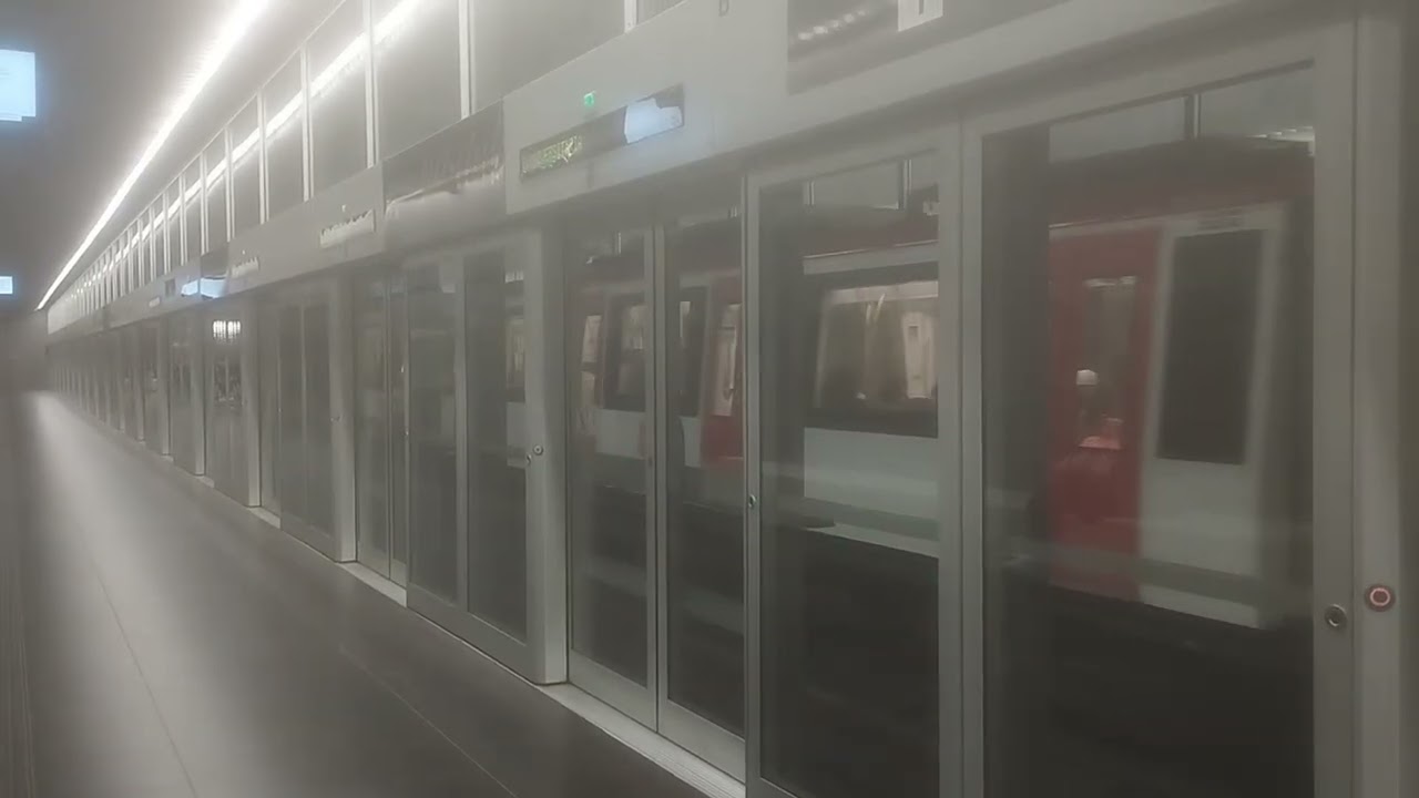 Cruce de 9000 de TMB en la L9S del Metro de Barcelona en El Prat Estación