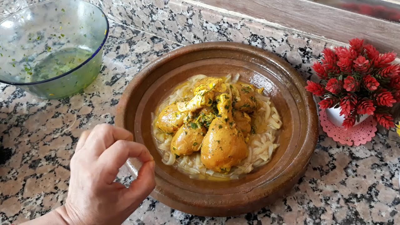 عييتي من المرقة ؟؟😊 جبت ليك طاجين الدجاج بالبصلة و الزبيب تكلو صبيعاتكم وراه