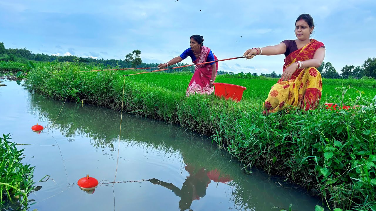 Fishing Video🎣🎣|| Two Village Lady Fishing in The Mud water Using Hook Catch Many Fish #fishing_hook