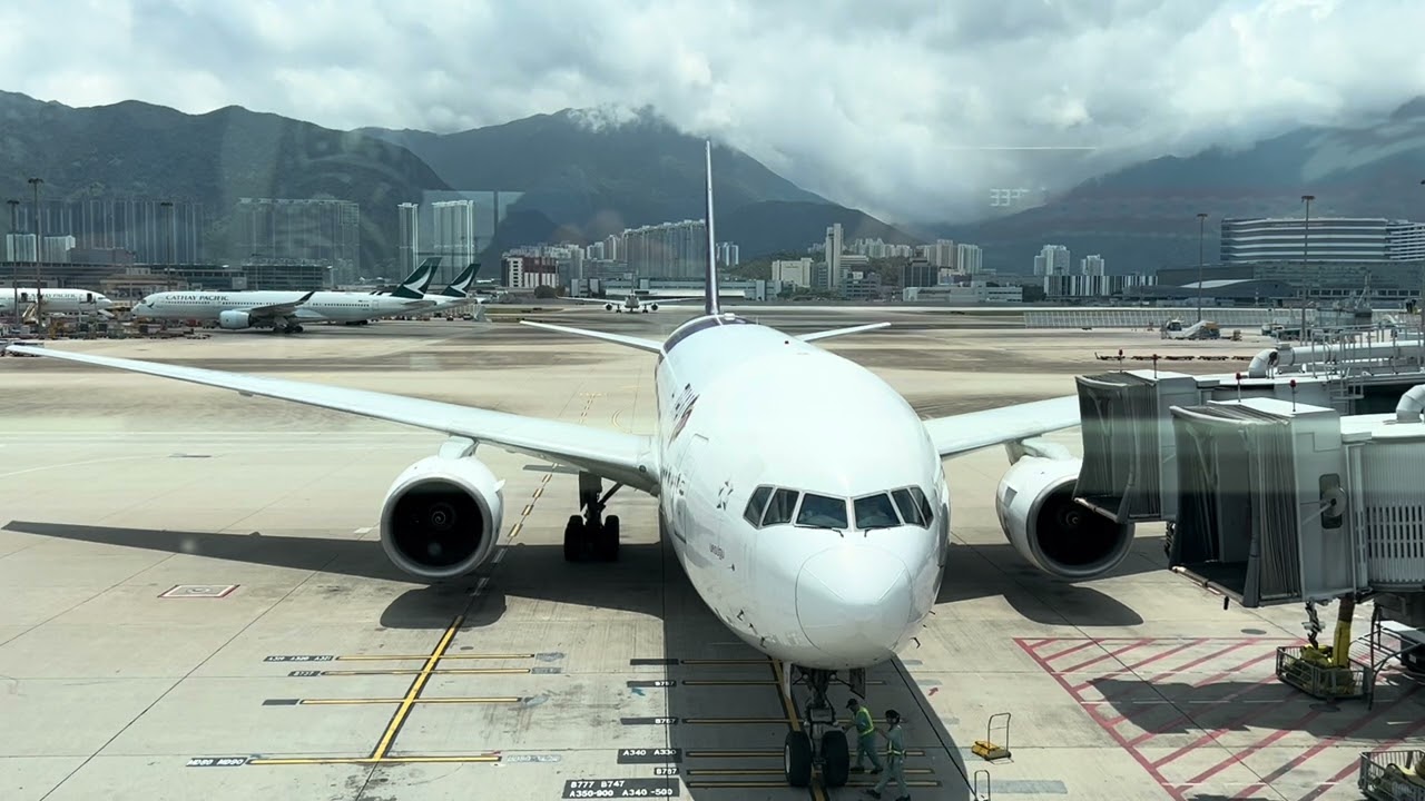 MY TRIP REPORT: Thai Airways TG-600 (BKK-HKG) taxing at Hong Kong Airport (Boeing 777-200)