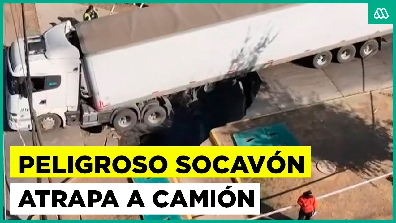 Camión quedó atrapado en socavón mientras estaba detenido