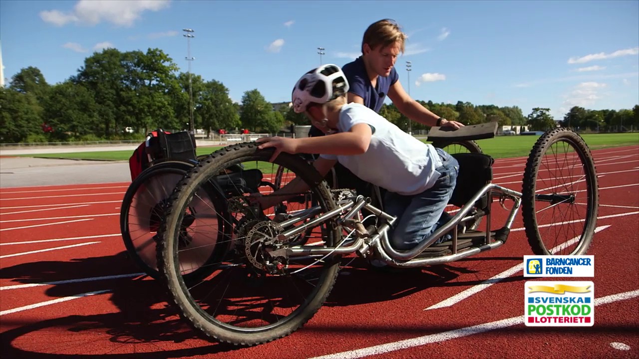 Aron Anderson visar William tricks med rullstol