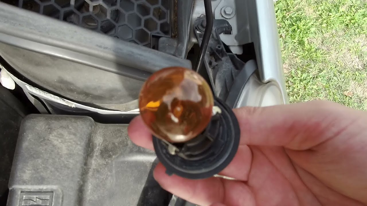 Peugeot 207 - Réparation feu de clignotant défaillant (faux contact)