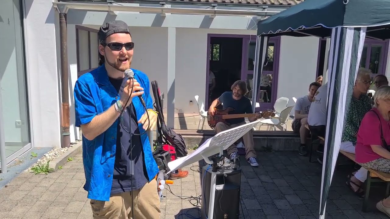 Jonathan Launhardt mit dem Wasserburger Rap beim evangelischen Gemeindefest