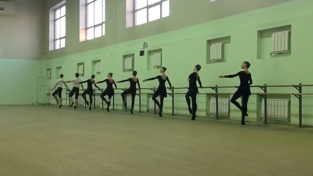 Battement double frappe-Petit battement-полупируэты с томбэ-pirouette en d&eacute;or в позу 2 арабеска.