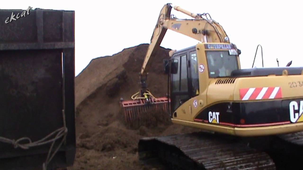 Работа на болотах - загрузка и вывоз торфа. Cat 312C, John Deere 6620.