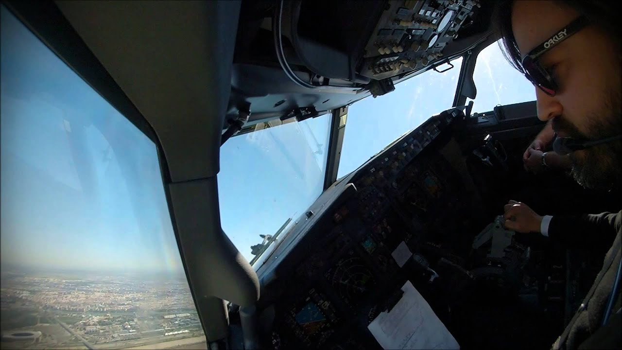 SVQ Visual Approach Runway 09 Seville Spain Boeing 737-800