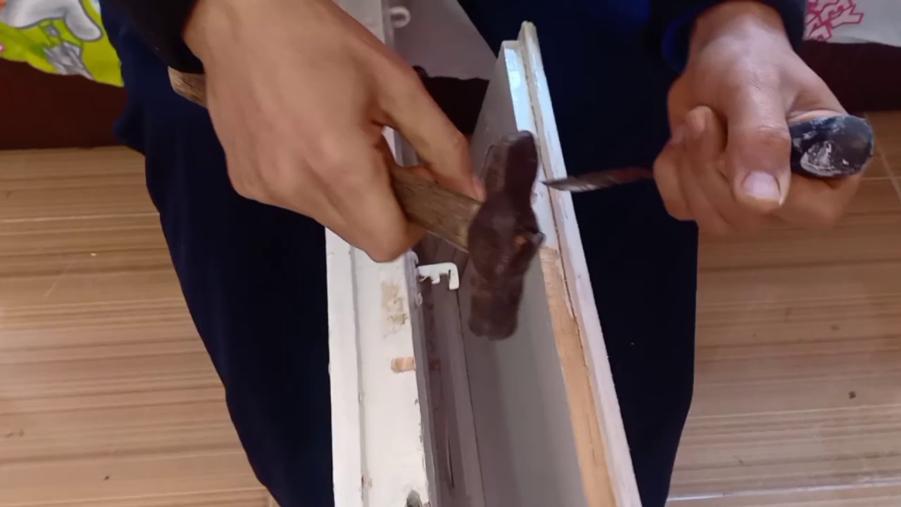 تصليح شباك الحجرة