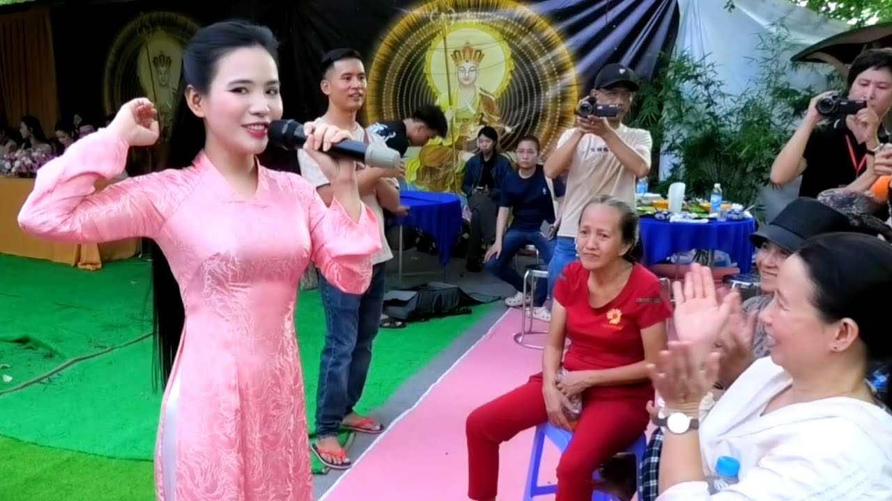 Ca sĩ Quỳnh Trang cực đáng yêu khi hát Cúng Dường nhân mùa Đại Lễ Vu Lan 
