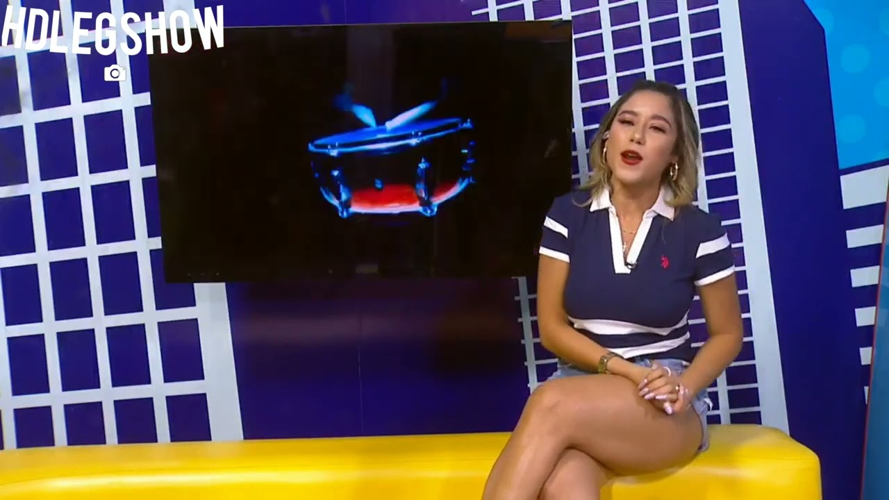 Mafer Sexy Legs in Daisy Dukes